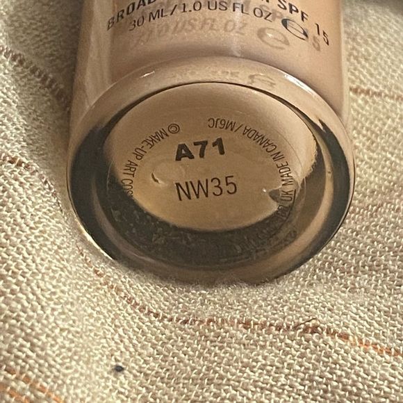 - M-A-C STUDIO FIX FLUID NW35 - Picture 8 of 9